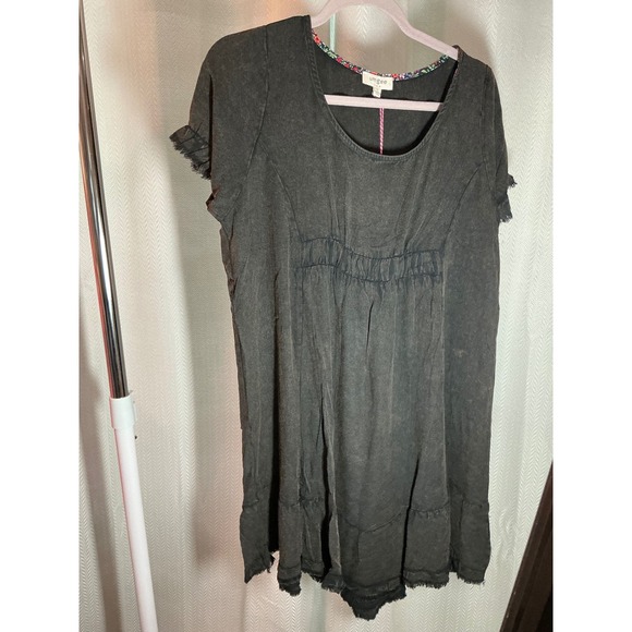 Umgee USA Women's black wash Tunic Dress Short Sleeve Floral Neckline Frayed Hem - Picture 1 of 9